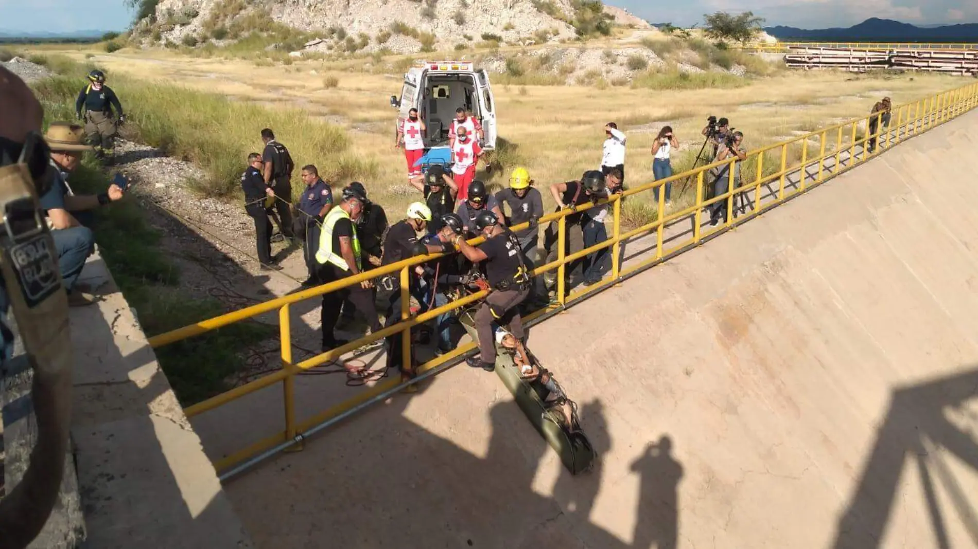 bomberos en rescate en la presa Carlos Villalba  (1)